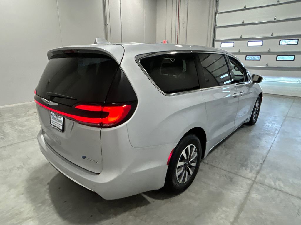 Used 2022 Chrysler Pacifica Touring-L image 6