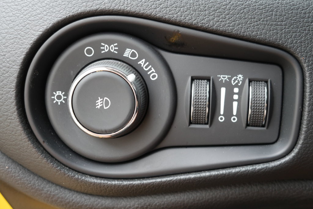 Used 2023 Jeep Renegade Latitude w/ Premium Group AWD/4WD image 17