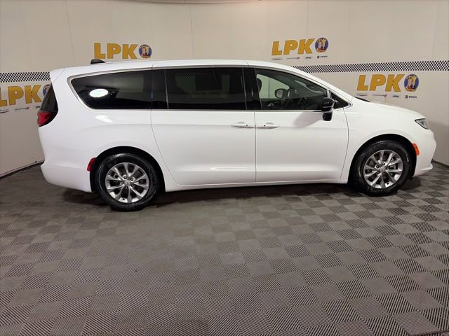 New 2026 Chrysler Pacifica Limited FWD image 2