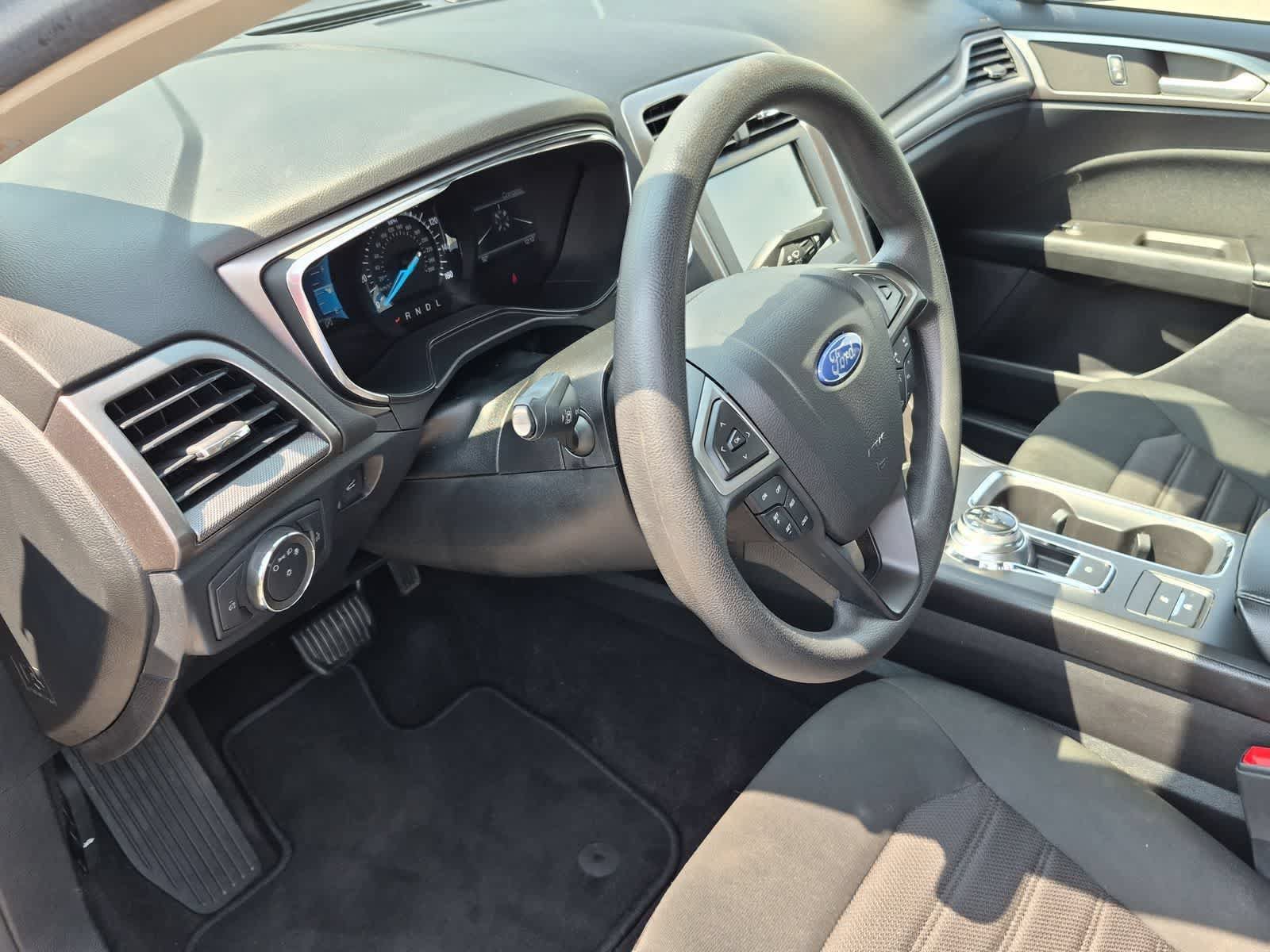 Used 2020 Ford Fusion SE FWD image 10