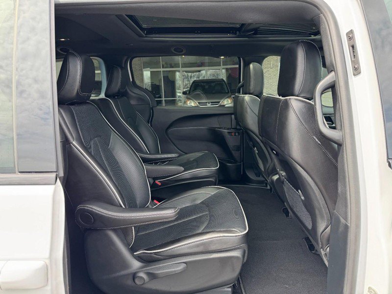 Used 2024 Chrysler Pacifica Premium FWD image 10