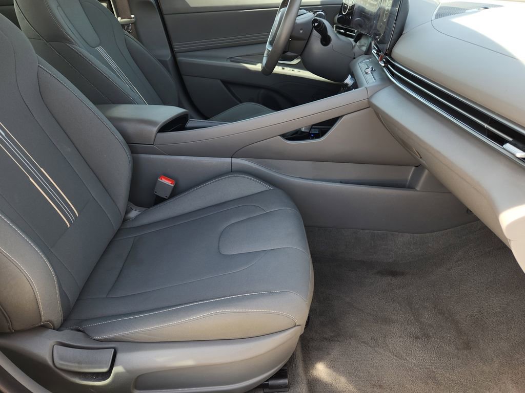 Used 2025 Hyundai Elantra SEL image 18