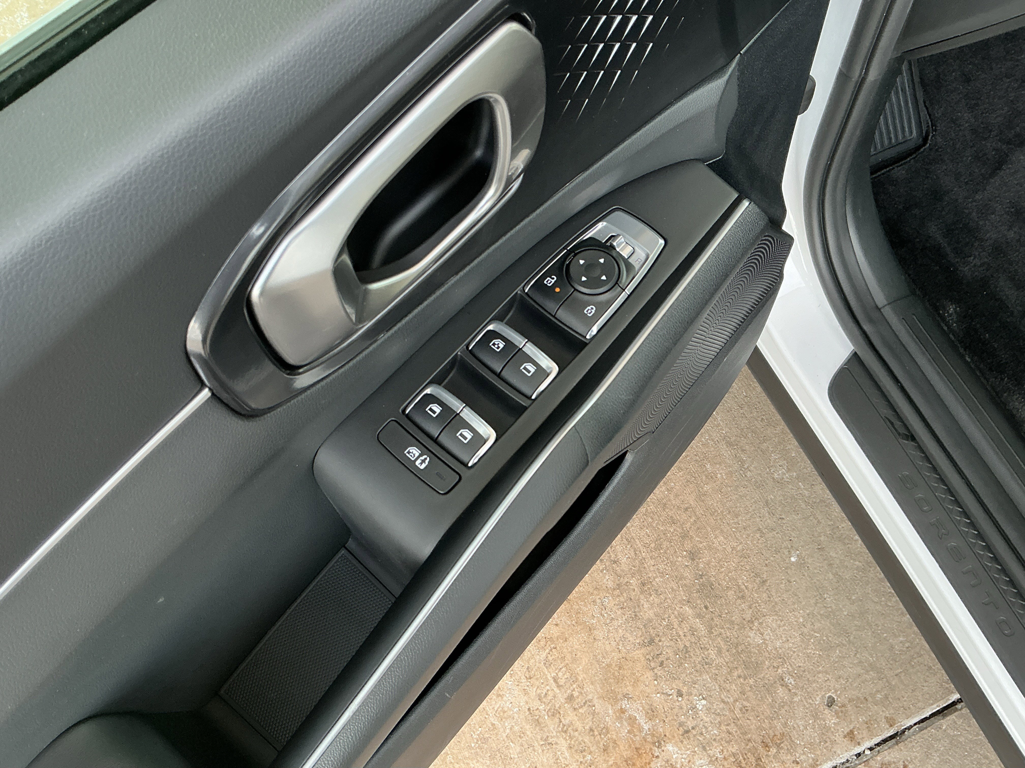 Used 2024 Kia Sorento LX image 15