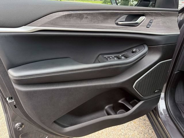 Certified 2022 Jeep Grand Cherokee L Limited AWD/4WD image 18