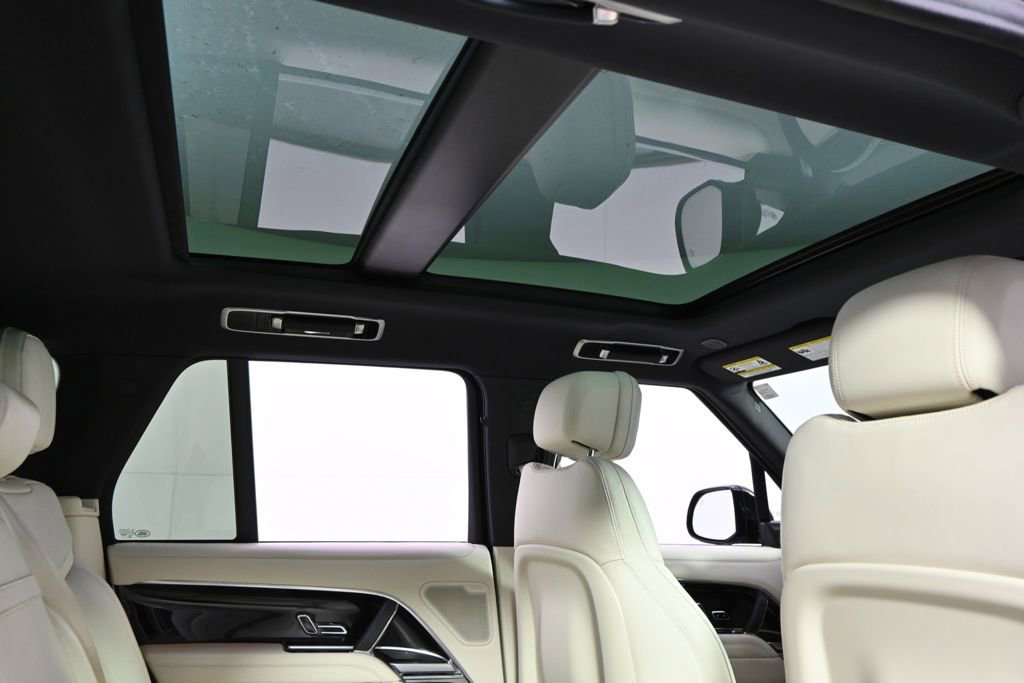 Used 2025 Land Rover Range Rover SE AWD/4WD image 17