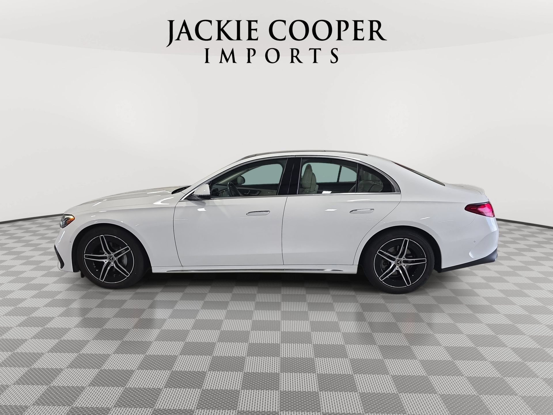 Used 2025 Mercedes-Benz E 350 4MATIC Sedan image 8