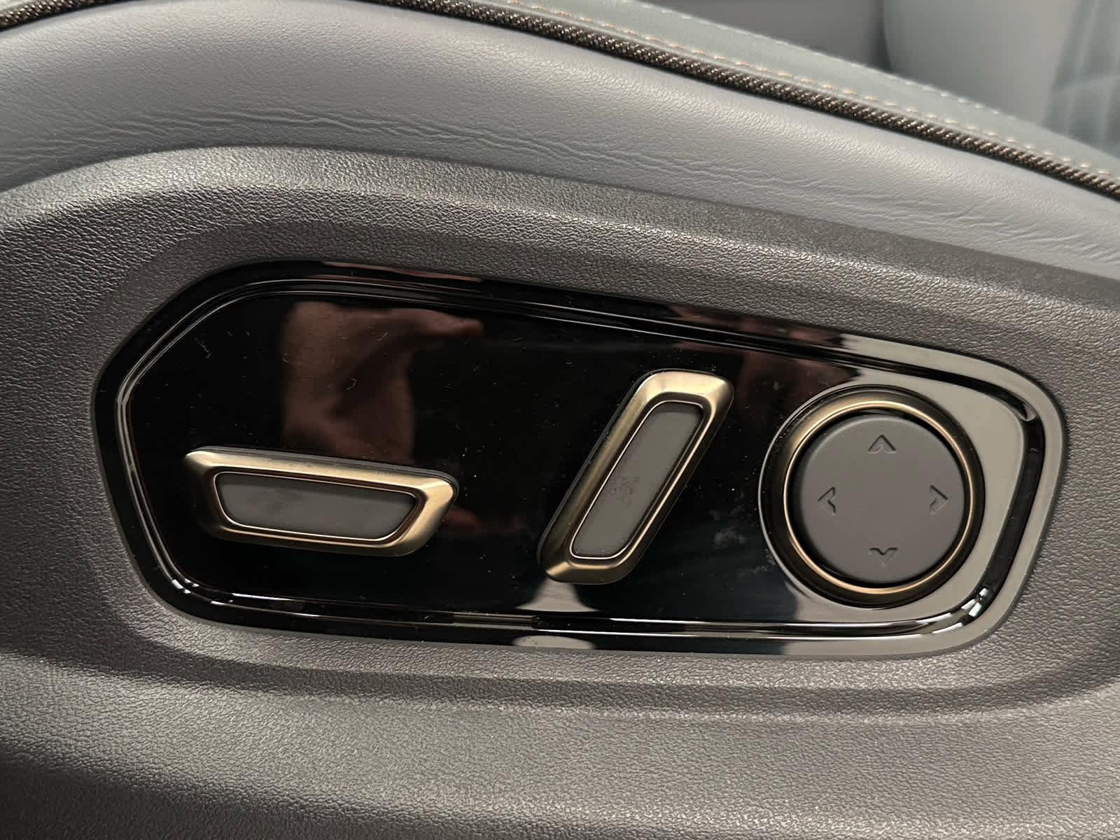 Used 2026 Rivian R1S Premium image 12