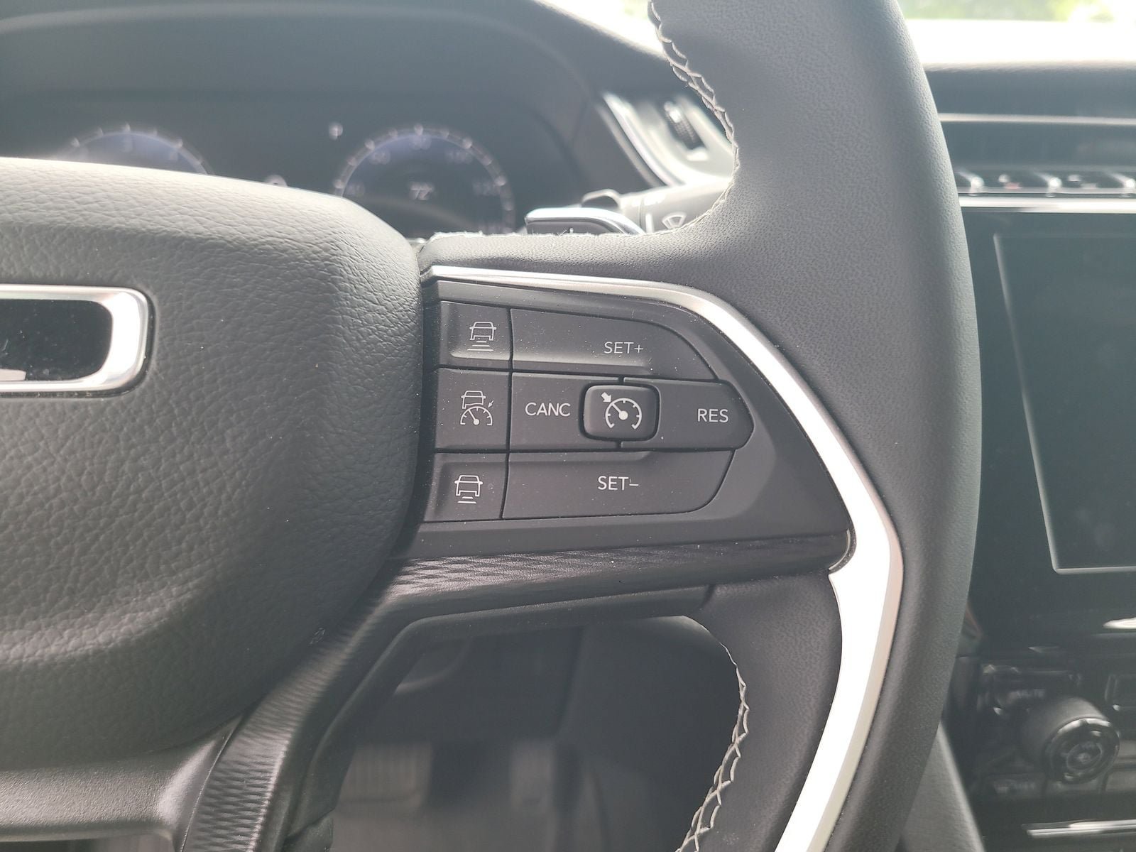 Used 2025 Jeep Grand Cherokee L Laredo AWD/4WD image 14