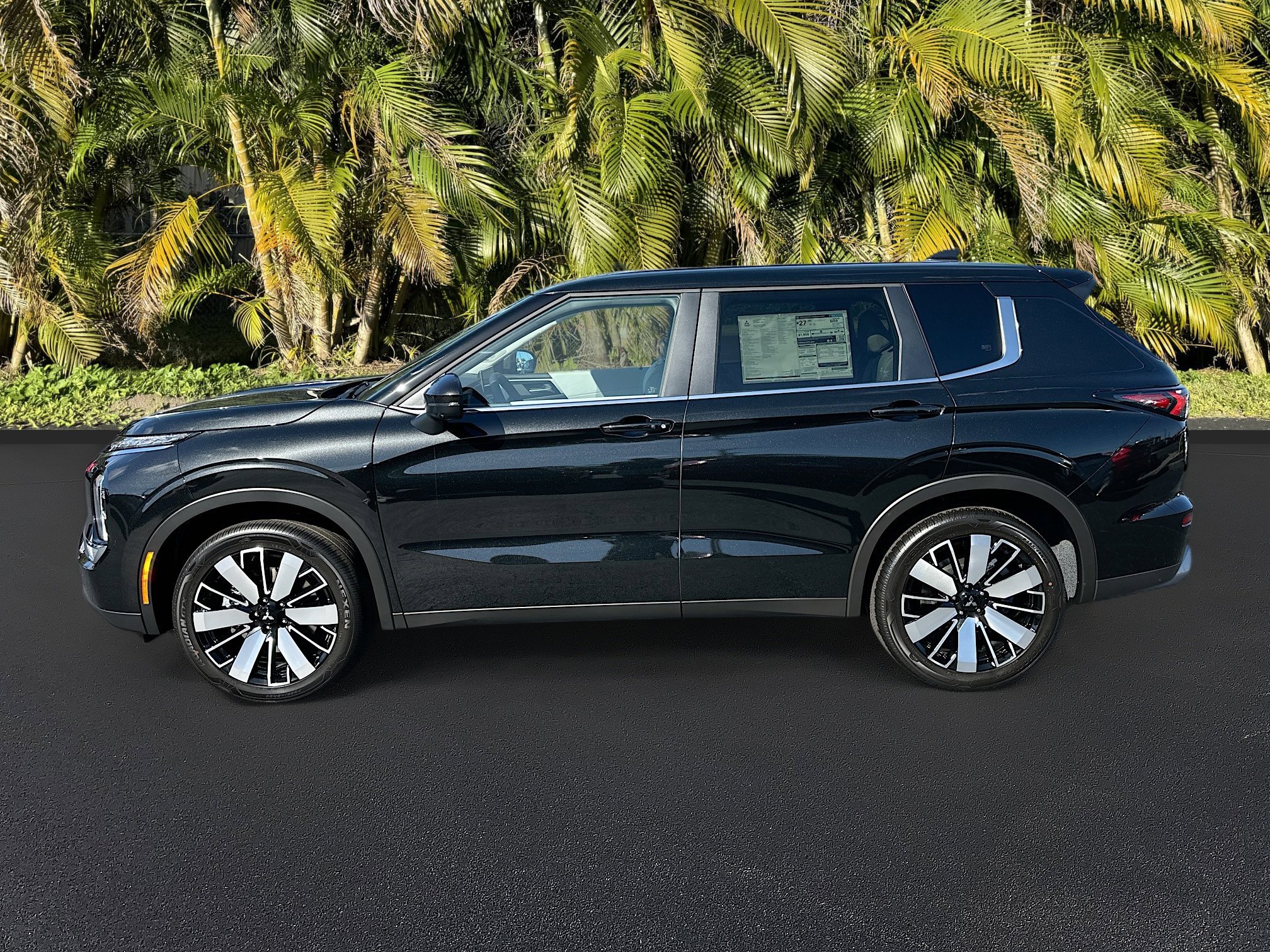 New 2025 Mitsubishi Outlander SE image 2
