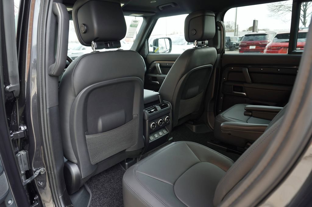 New 2026 Land Rover Defender 130 X-Dynamic SE image 30