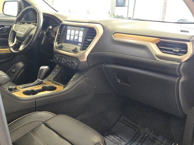 Used 2017 GMC Acadia Denali w/ Technology Package FWD image 4