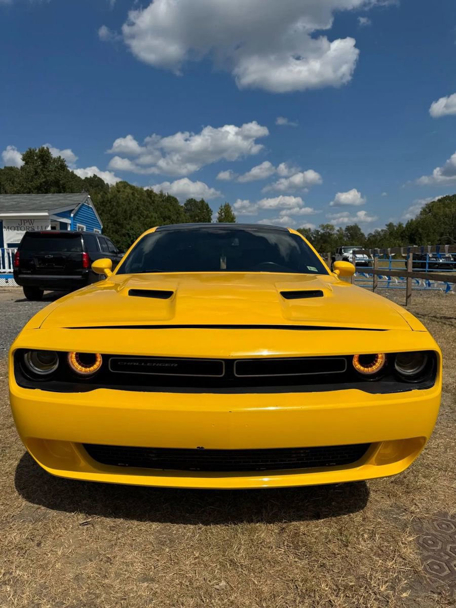 Used 2017 Dodge Challenger SXT image 3