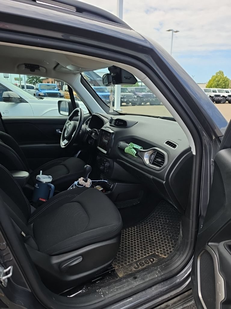 Used 2023 Jeep Renegade Latitude w/ Premium Group AWD/4WD image 8