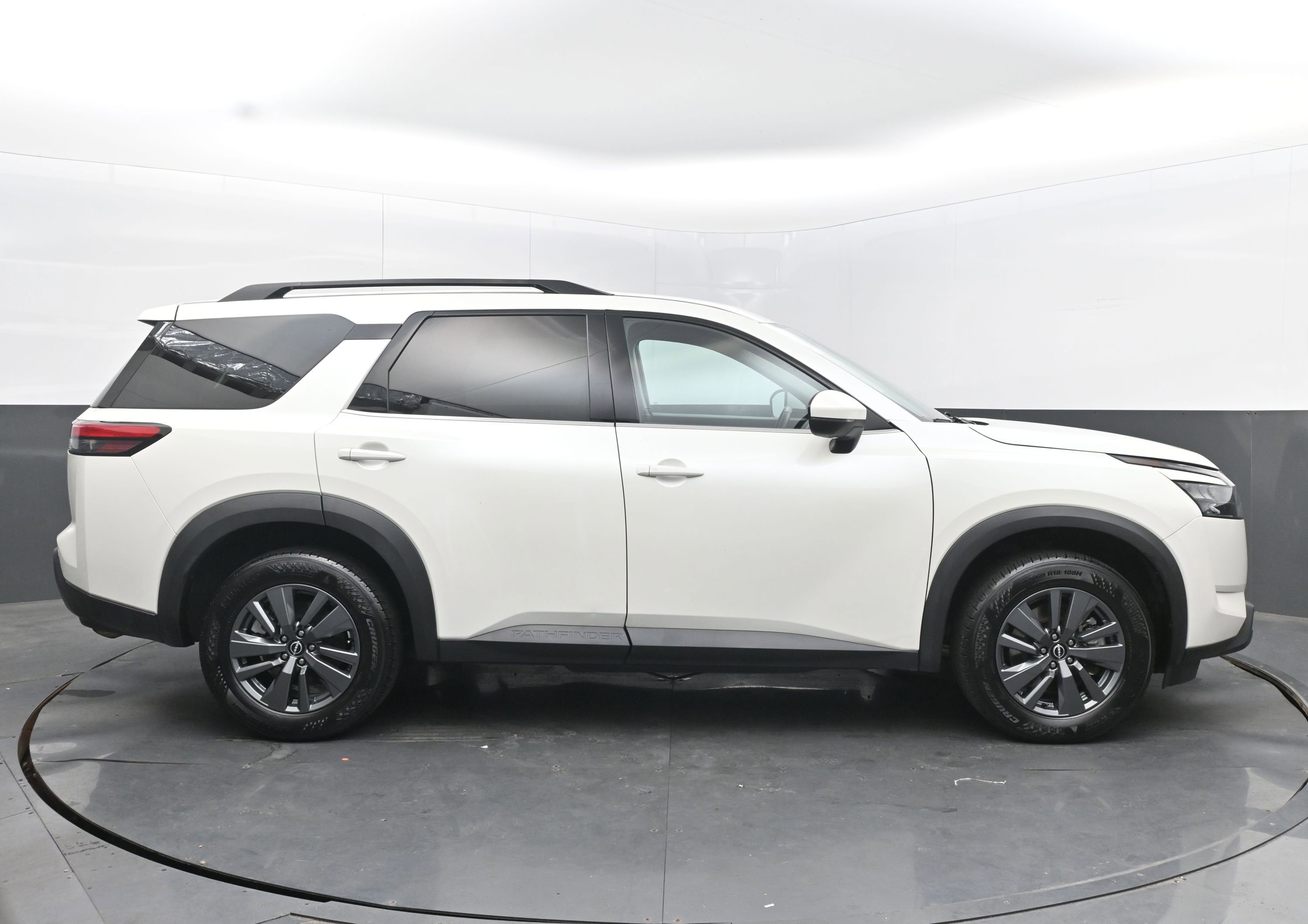 Used 2024 Nissan Pathfinder SV image 10