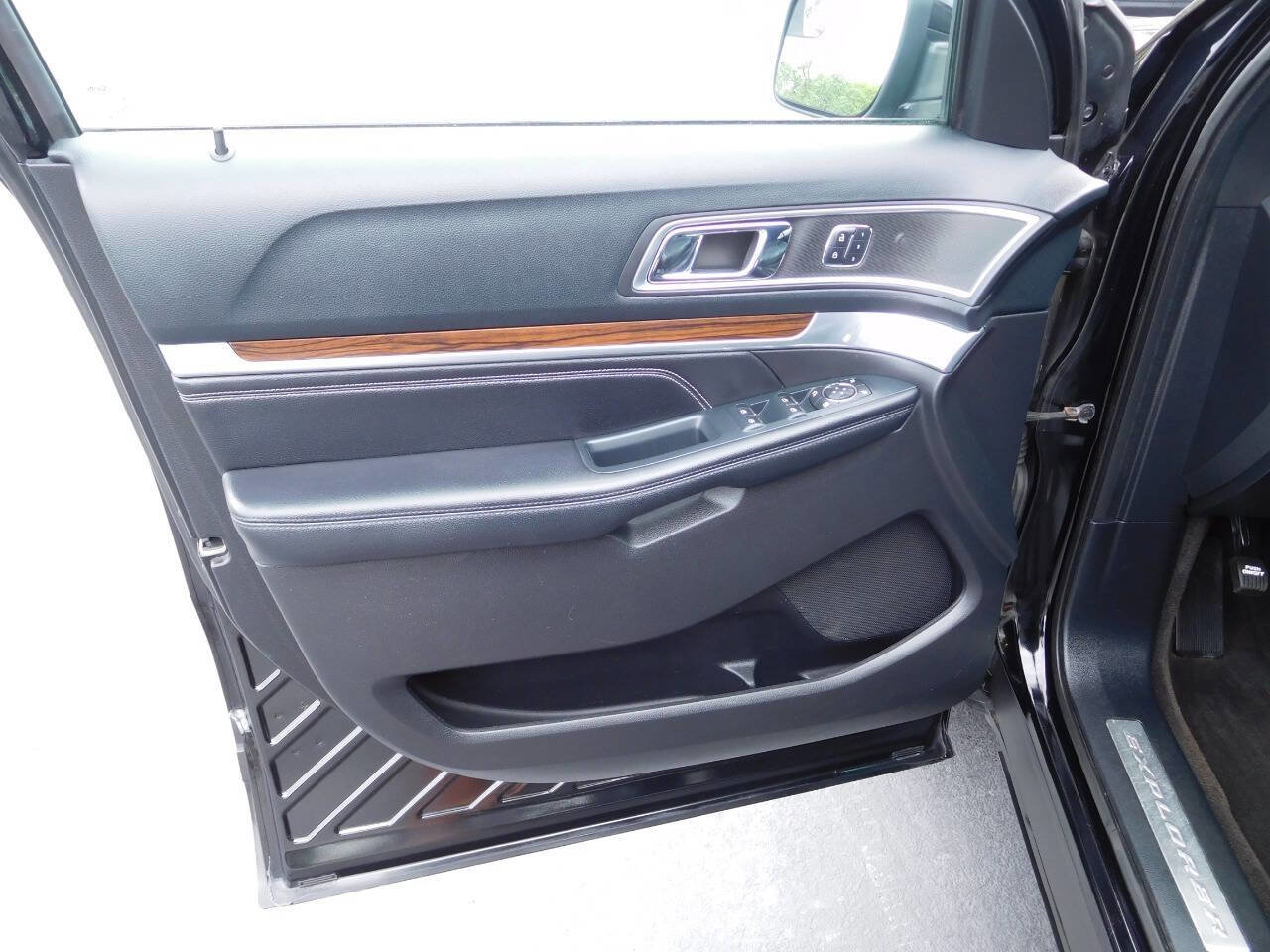Used 2016 Ford Explorer Limited image 21