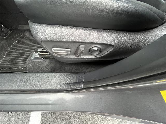 Used 2022 Toyota Highlander XLE image 11