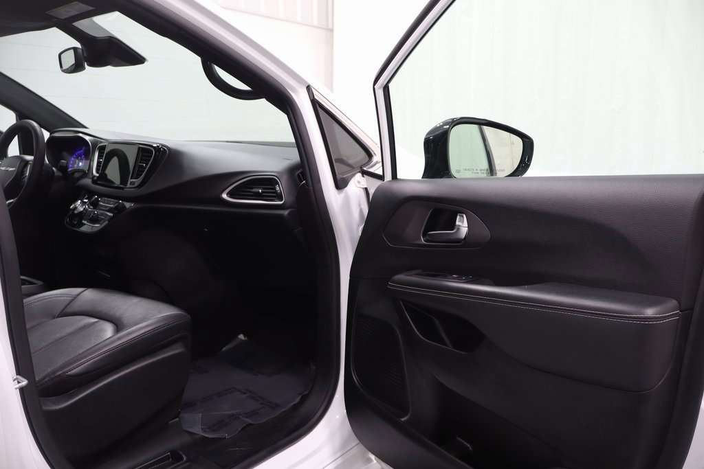 Used 2025 Chrysler Pacifica Select image 14