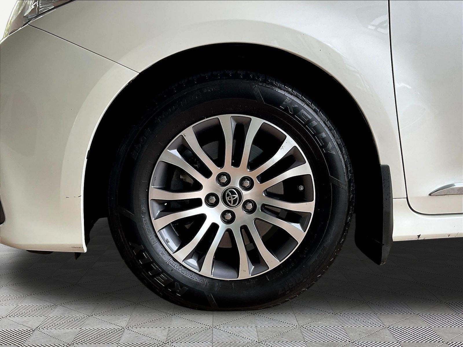 Used 2019 Toyota Sienna XLE w/ XLE Navigation Package FWD image 32