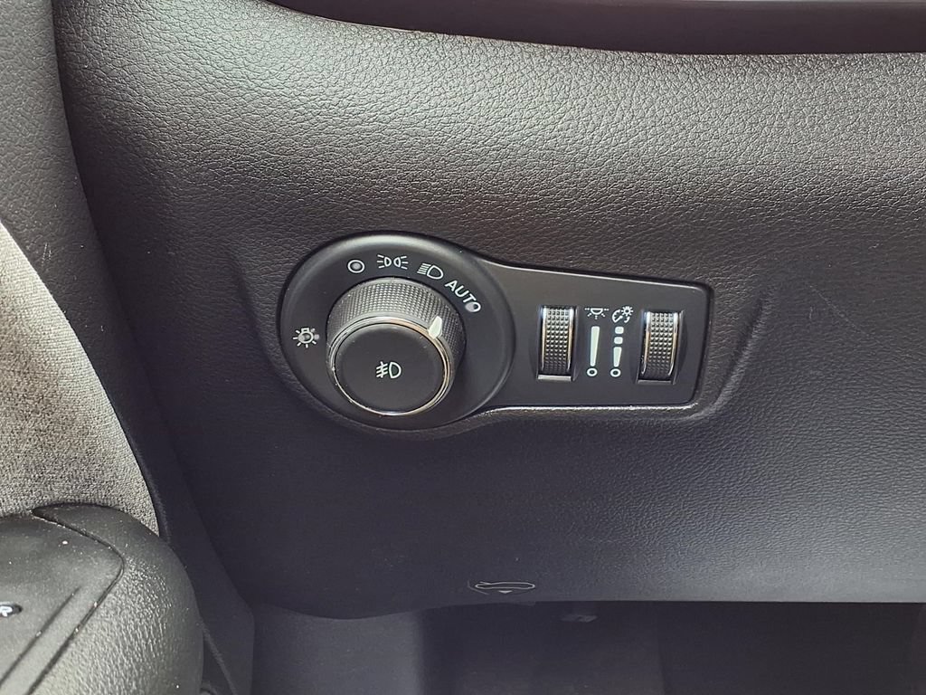 Used 2023 Jeep Compass Latitude w/ Sun and Sound Group AWD/4WD image 17