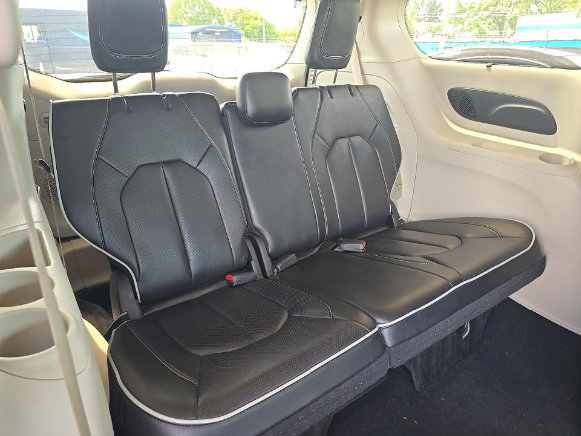Used 2023 Chrysler Pacifica Limited FWD image 8