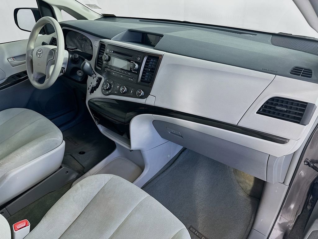 Used 2014 Toyota Sienna L FWD image 28