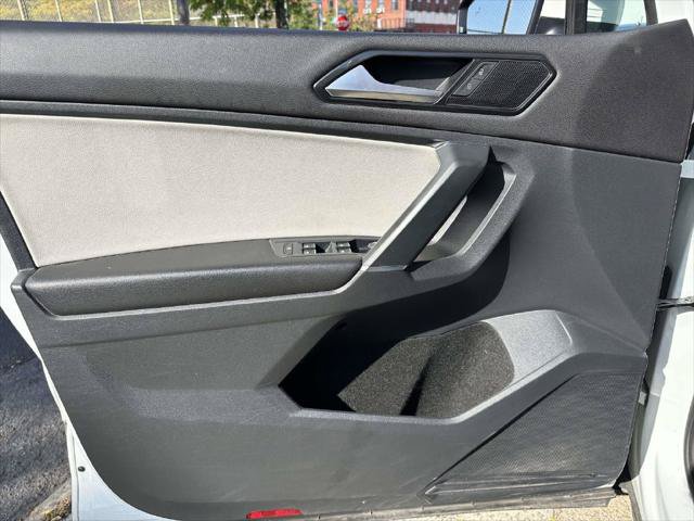 Used 2018 Volkswagen Tiguan SE AWD/4WD image 17