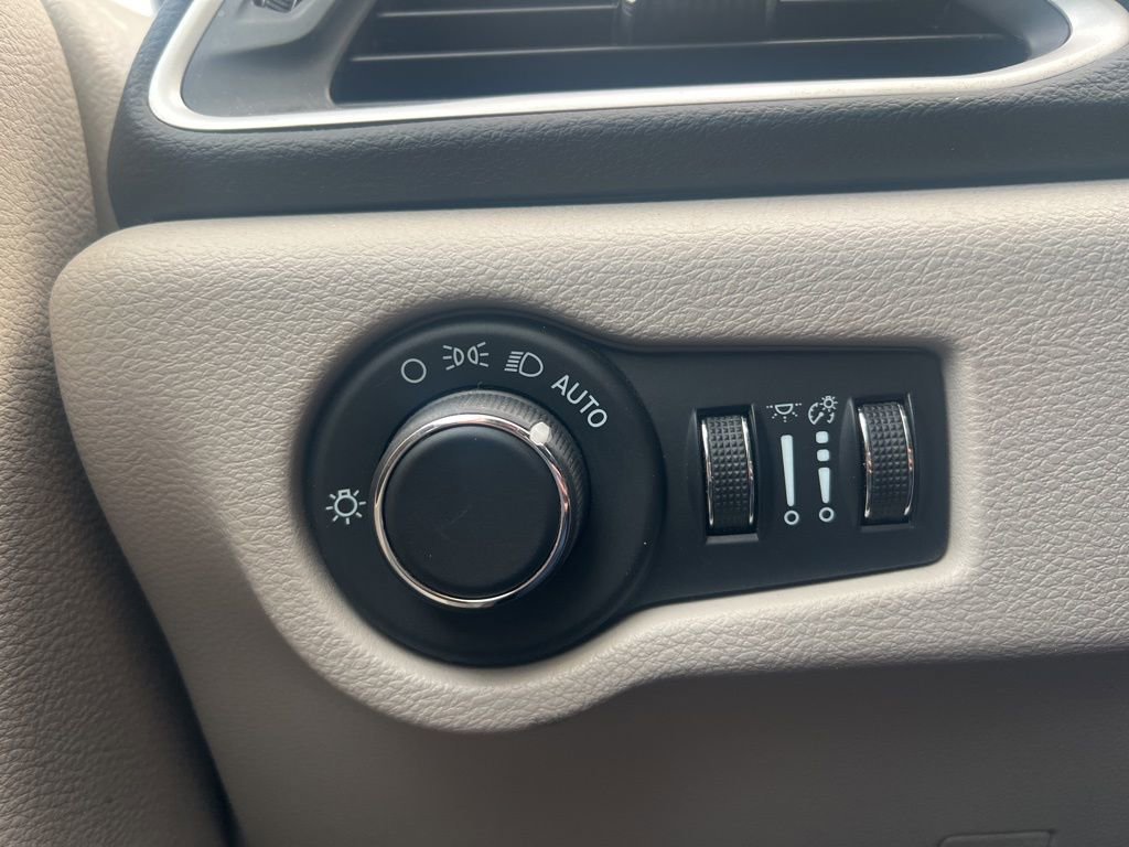 Used 2024 Chrysler Voyager LX image 15