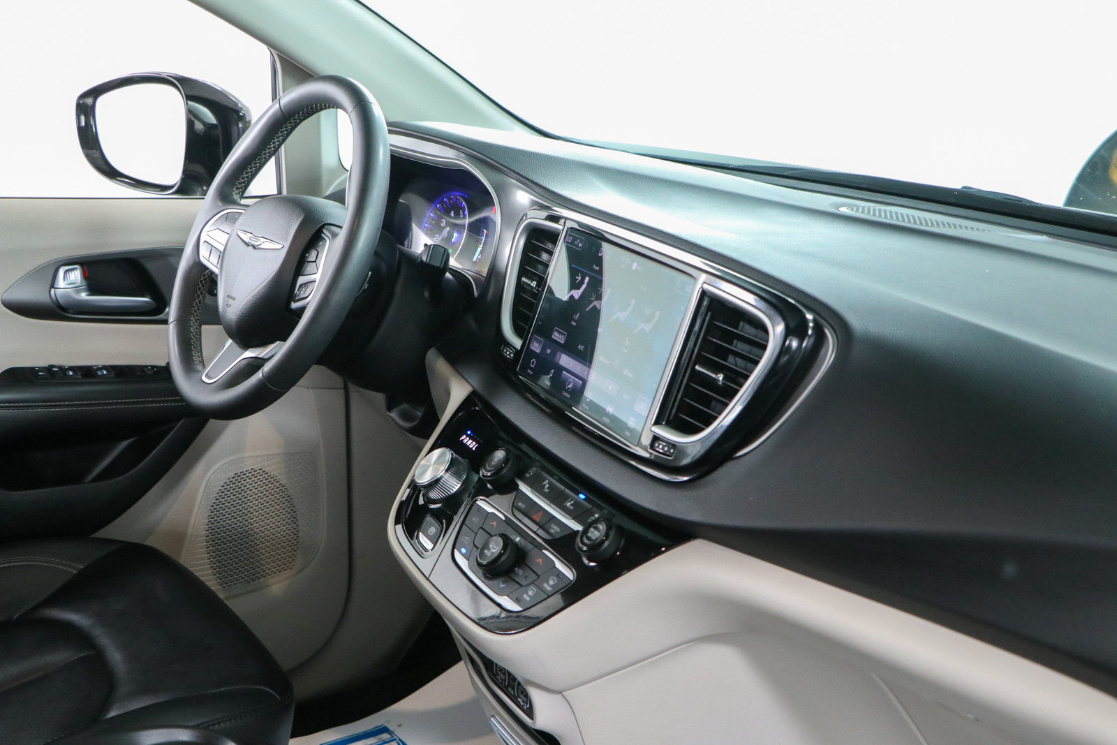 Used 2024 Chrysler Pacifica Touring-L FWD image 26