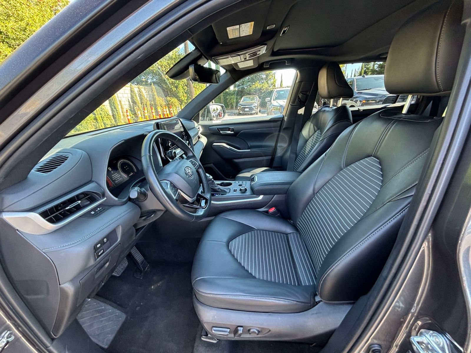 Used 2025 Toyota Highlander XSE AWD/4WD image 28