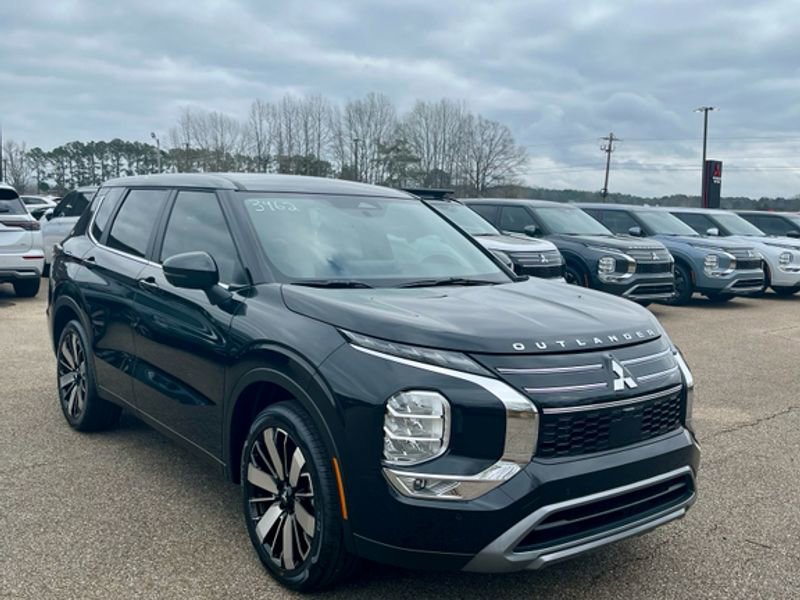 New 2026 Mitsubishi Outlander SE FWD image 3