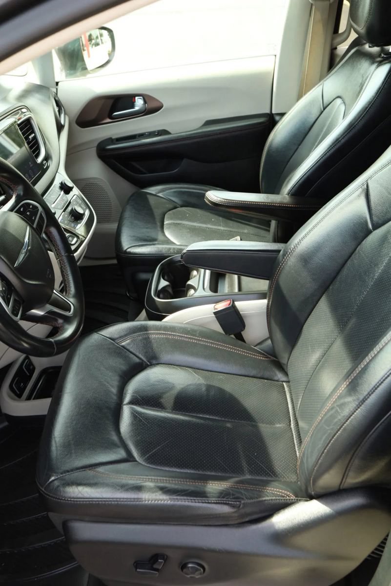 Used 2018 Chrysler Pacifica Touring-L FWD image 19