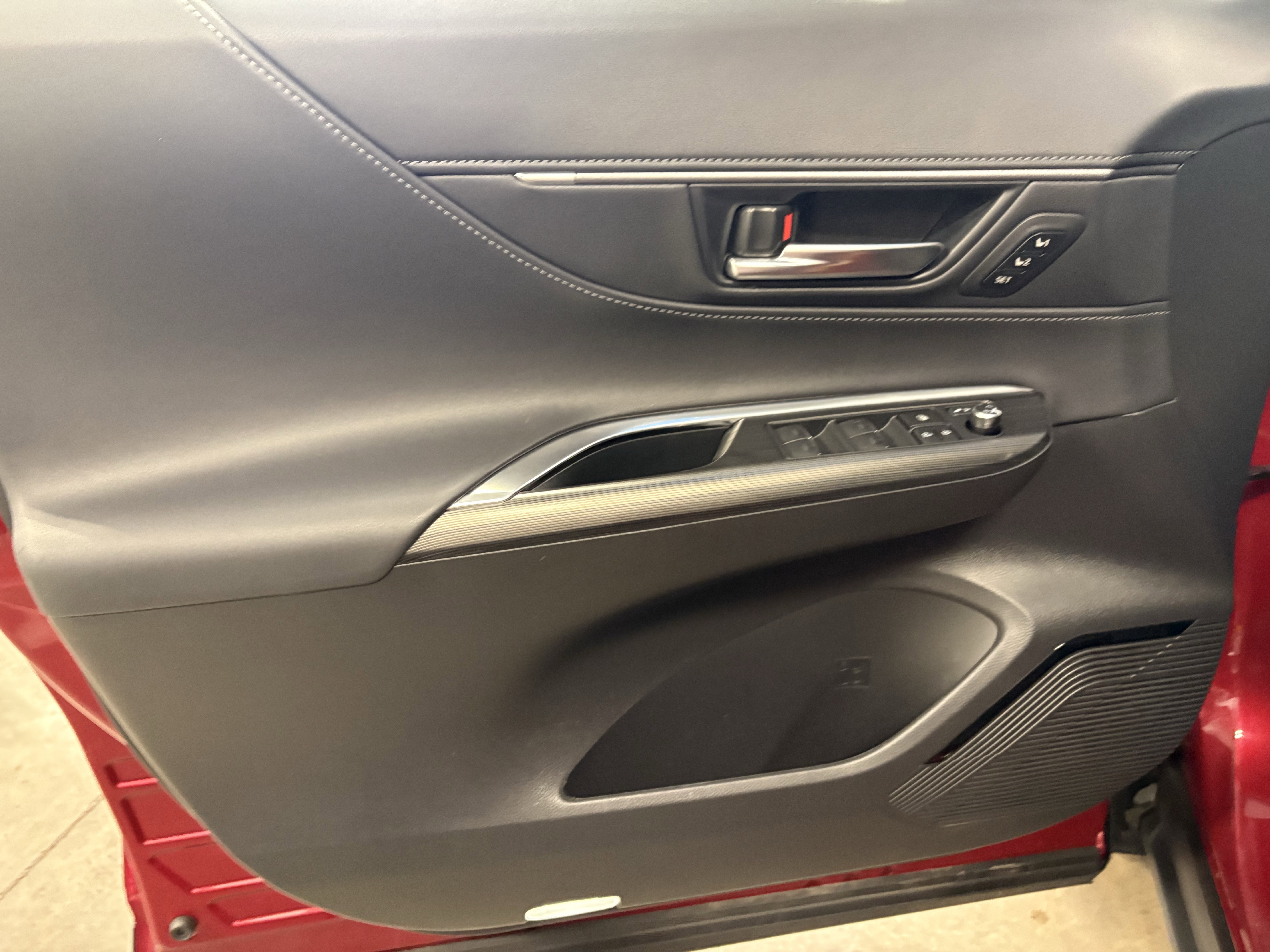 Certified 2024 Toyota Venza Nightshade image 4