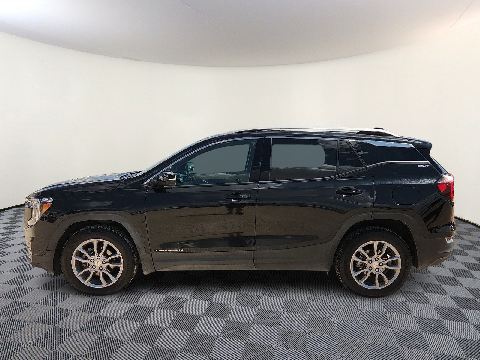 Used 2022 GMC Terrain SLT AWD/4WD image 2
