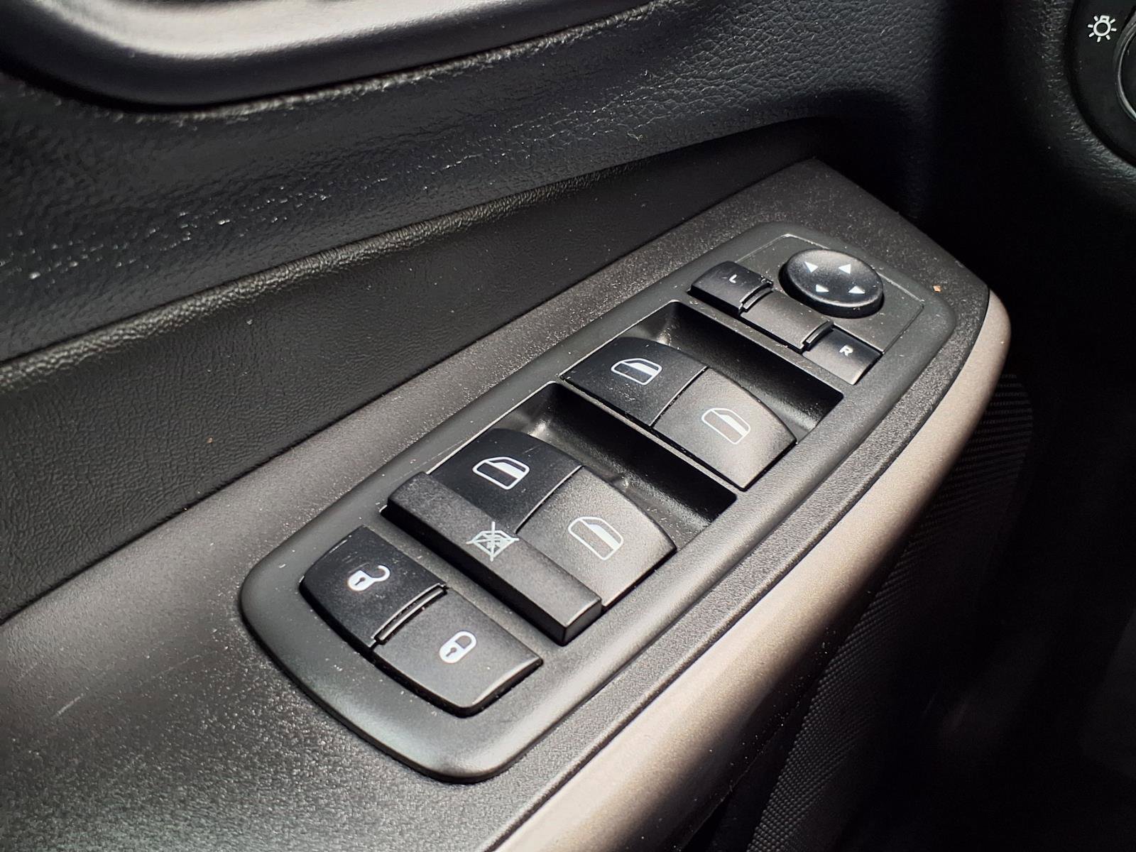 Used 2019 Jeep Cherokee Latitude w/ Popular Appearance Group FWD image 10