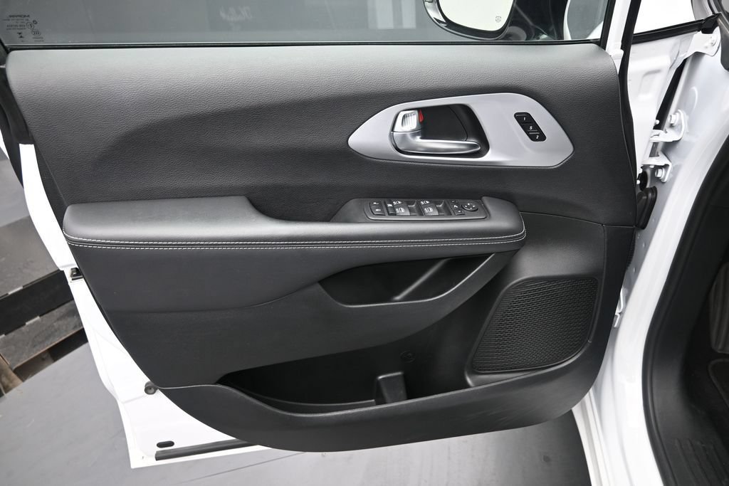 Used 2025 Chrysler Pacifica Limited FWD image 12