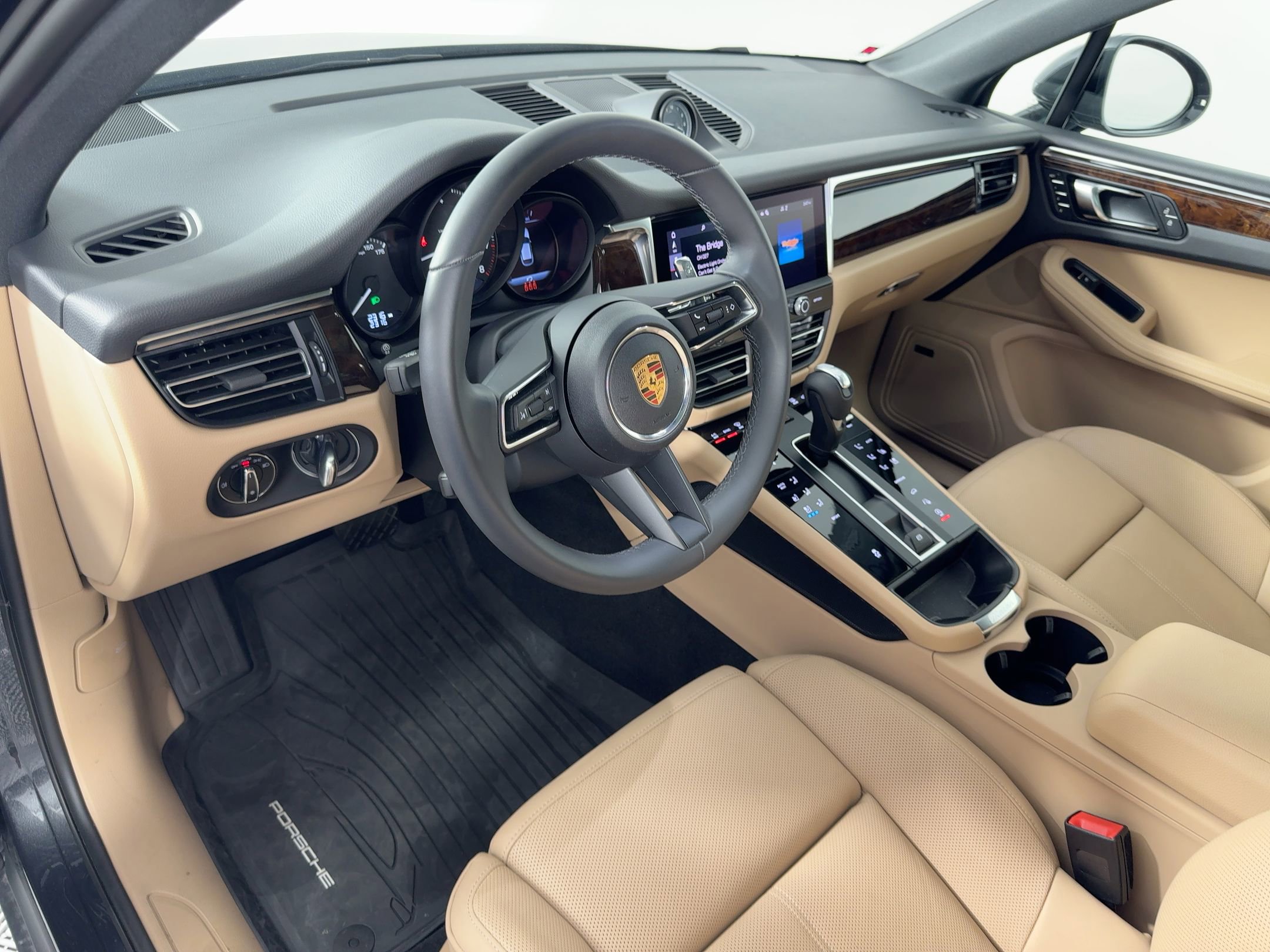 Certified 2025 Porsche Macan image 4