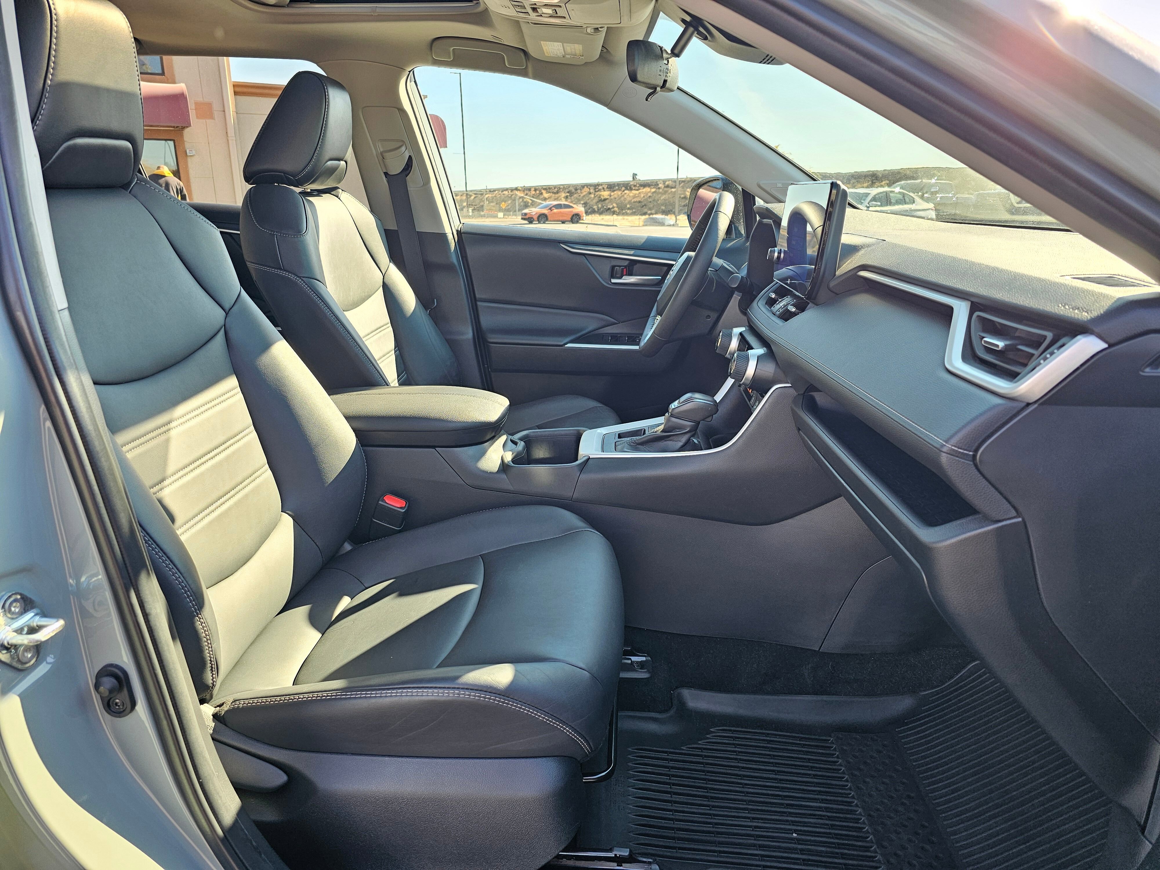 Used 2023 Toyota RAV4 XLE Premium image 15