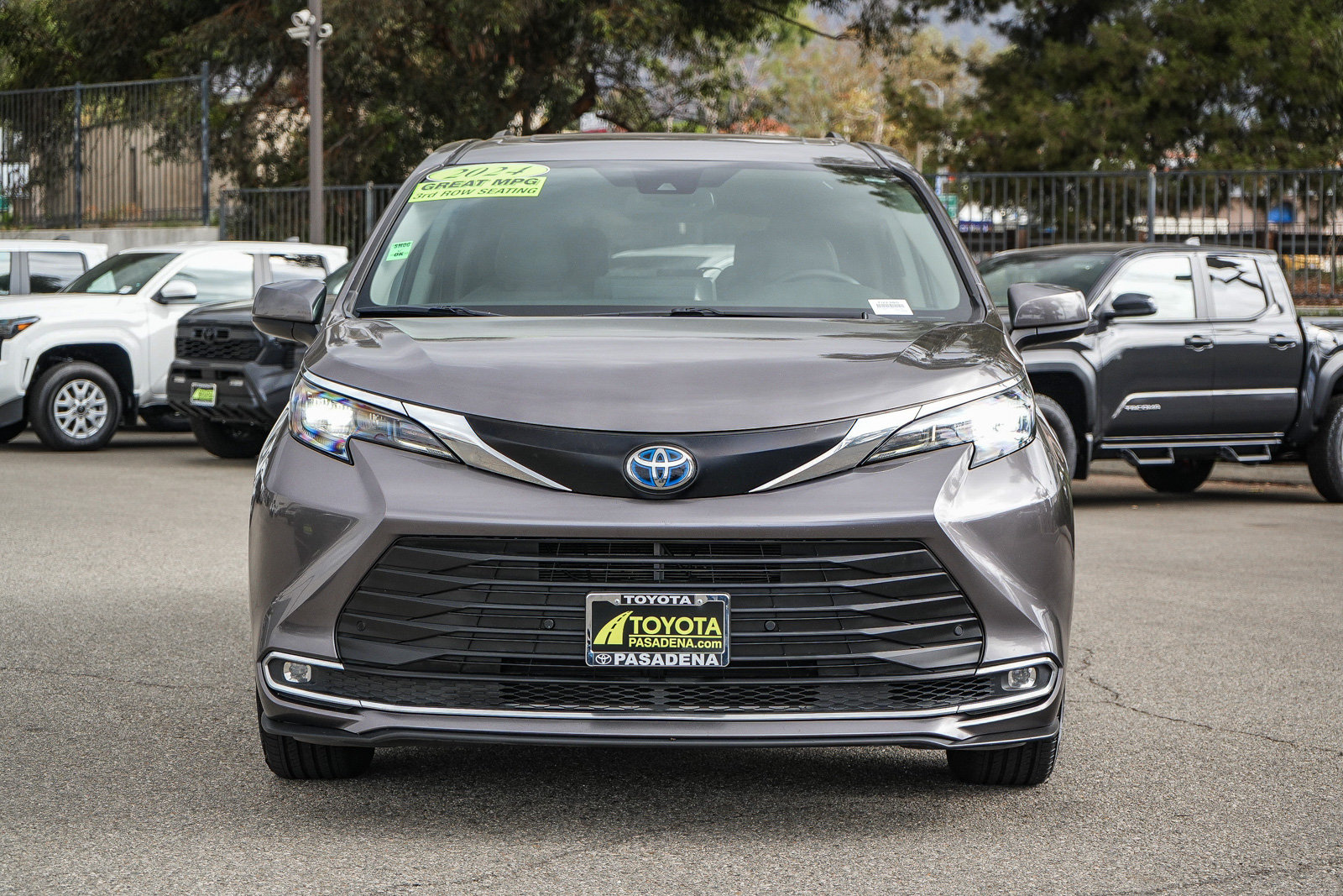 Used 2024 Toyota Sienna XLE FWD image 2