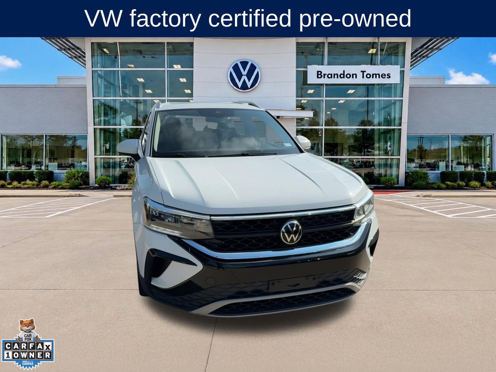 Used 2023 Volkswagen Taos SE w/ Panoramic Sunroof Package FWD image 2