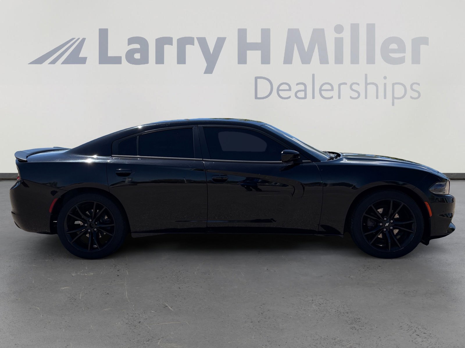 Used 2018 Dodge Charger SXT w/ Blacktop Package RWD image 7