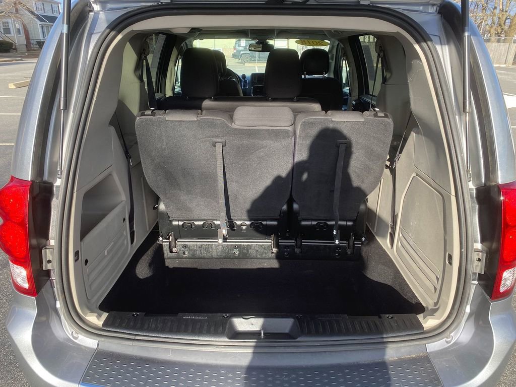 Used 2018 Dodge Grand Caravan SE w/ UConnect Hands-Free Group image 25