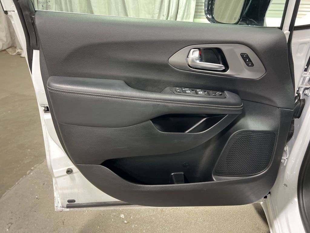 Used 2025 Chrysler Pacifica Select image 20