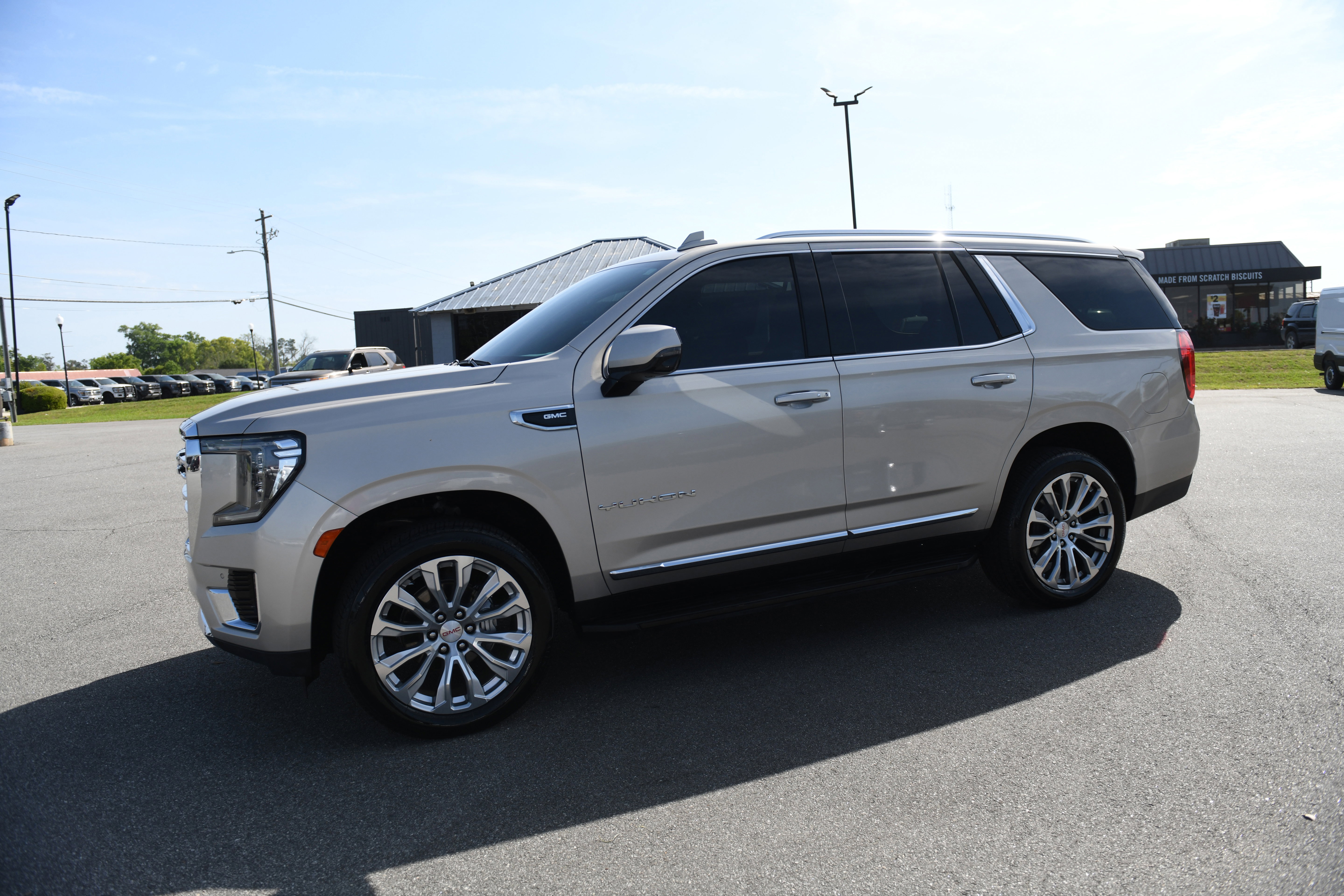 Used 2021 GMC Yukon SLT w/ SLT Luxury Plus Package image 10