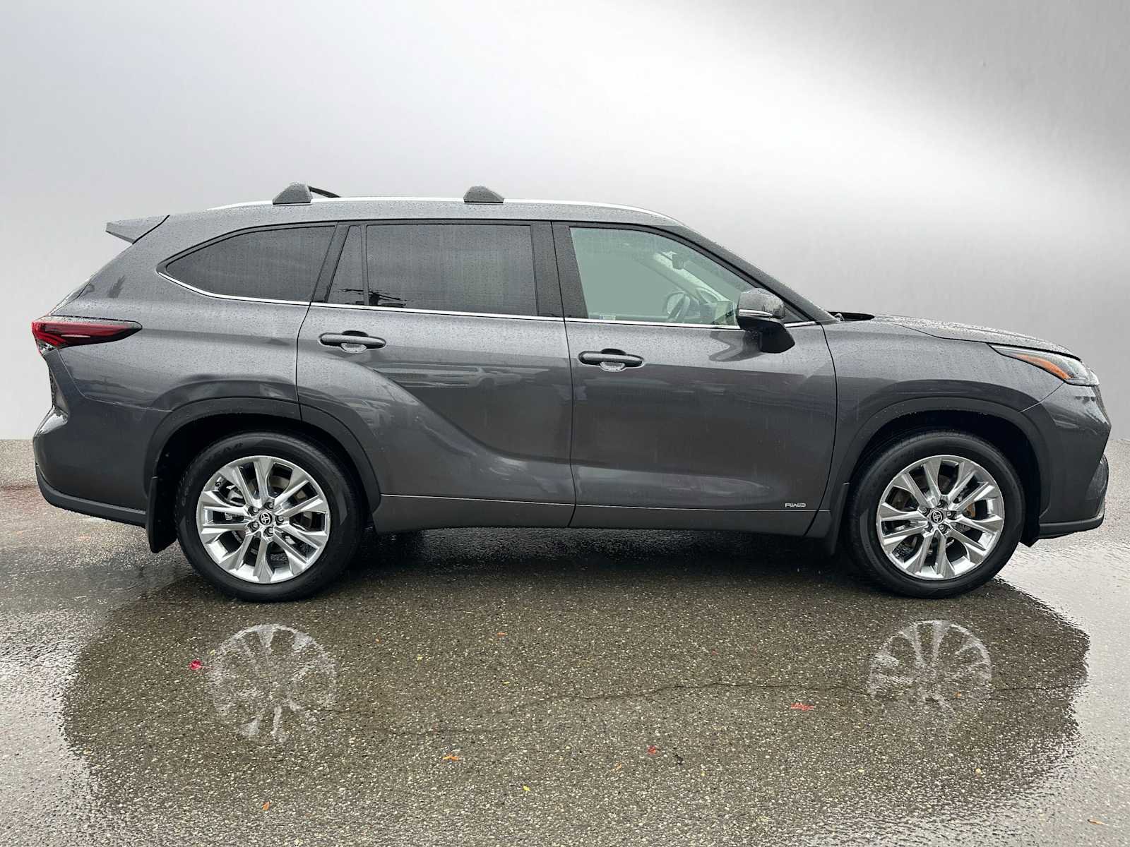 Used 2025 Toyota Highlander Limited image 2