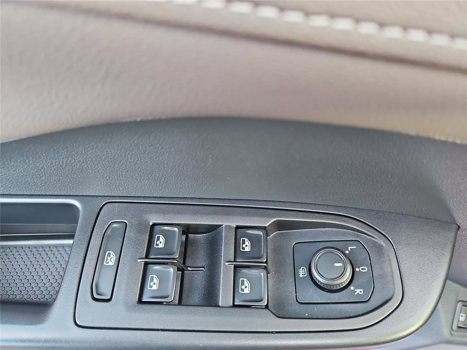 Used 2023 Volkswagen Taos SEL image 15