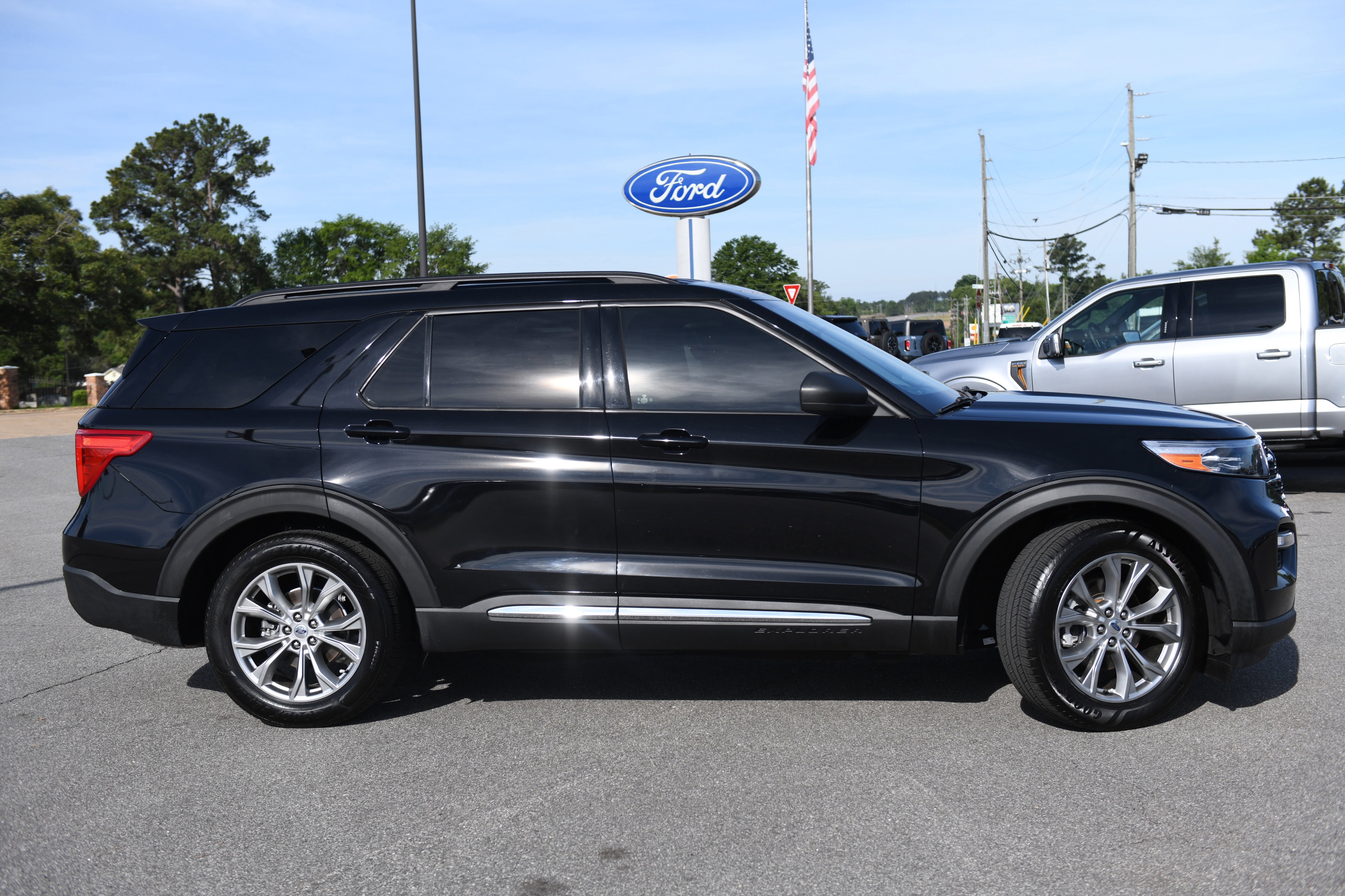 Used 2021 Ford Explorer XLT w/ Equipment Group 202A RWD image 5