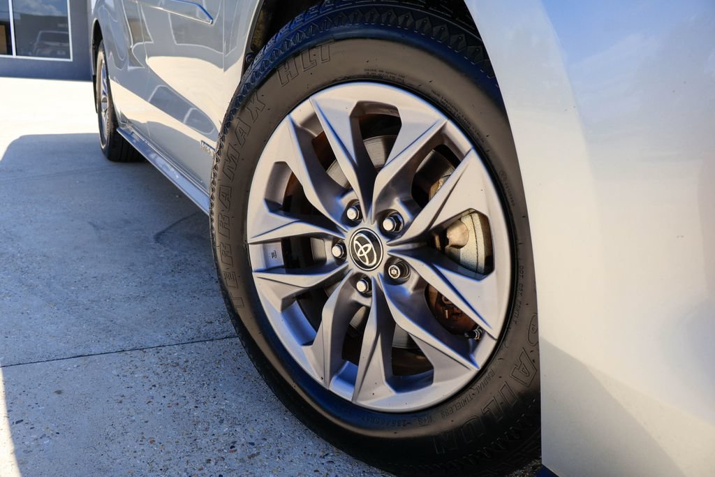 Used 2021 Toyota Sienna XLE FWD image 29