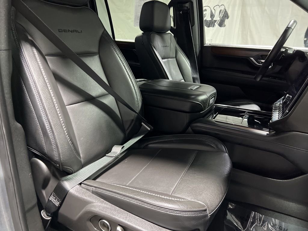 Used 2025 GMC Yukon XL Denali image 9