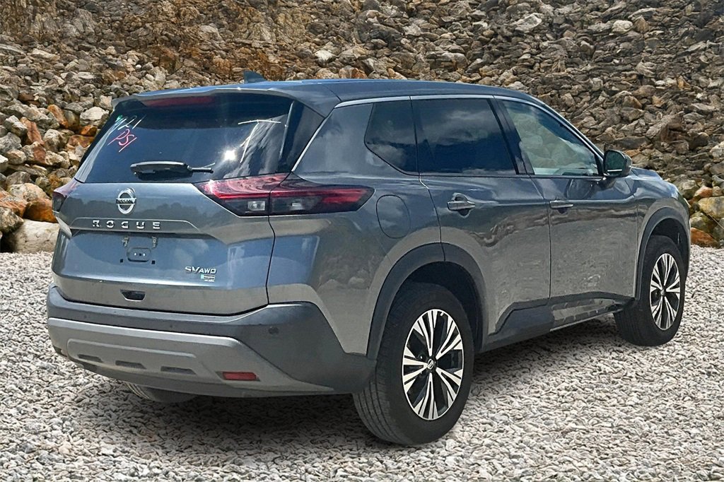 Used 2021 Nissan Rogue SV image 2