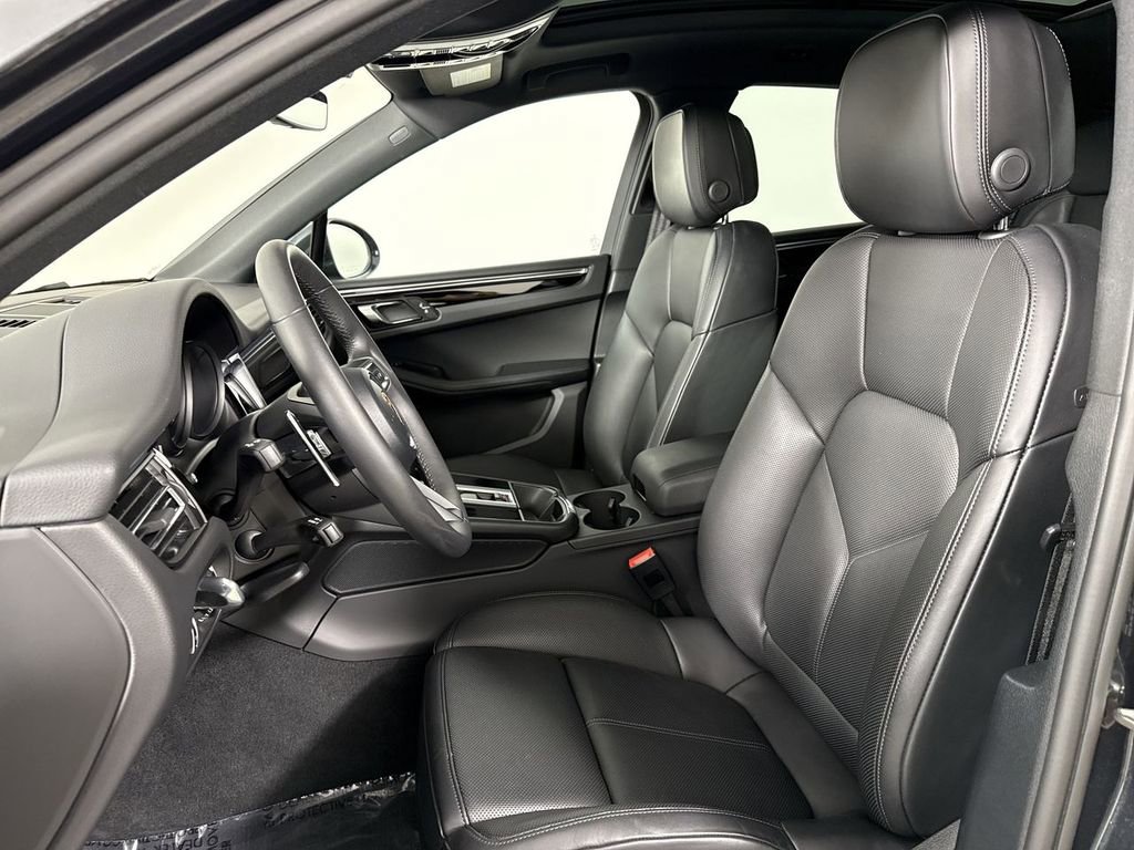 Certified 2025 Porsche Macan image 5